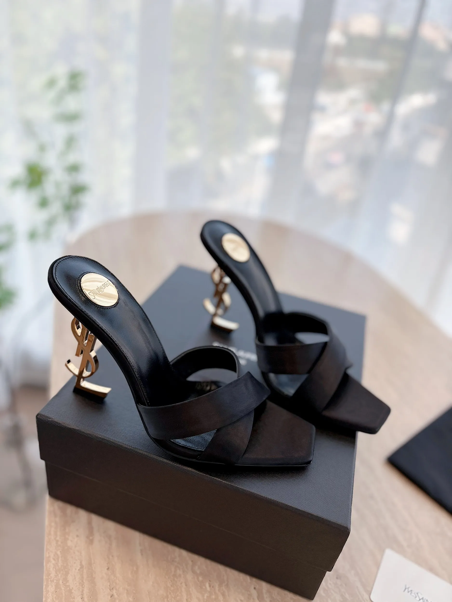 👟👟Ex-factory price 520👟👟 "SAINT LAUREN*" Saint Laurent YSL classic high-heeled shoes and sandals. Only YSL understands women's hearts best and does not accept refutation. It is a super invincible feminine artifact and a must-have for women (z-product full-body customization, own molded hardware accessories, perfect consistency). Compare the differences between pictures and products on the market ✔ Upper: Customized imported calf patent leather ✔Inner lining: imported 🐑 sheepskin ✔Sole: imported genuine leather outsole ✔Heel height: 10.5cm ✔Number of yards: 35-39 (40 can be customized and non-returnable) (Full set of packaging)